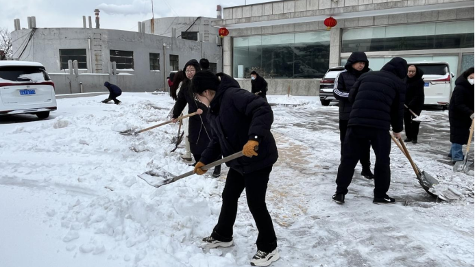 无畏风雪 保障畅通 | 捕鱼游戏正规平台行政人员清扫办公楼大院积雪